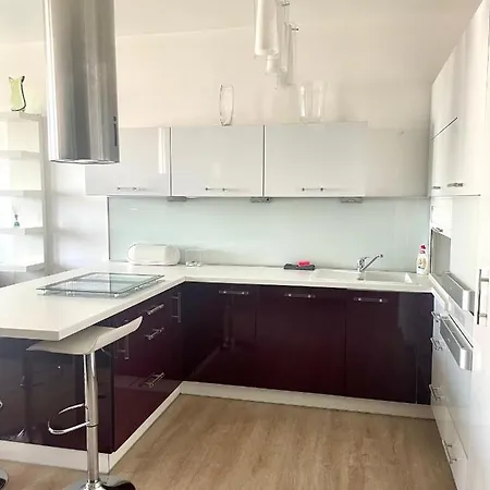 Cozy, Beautiful View, Parking, 1 Stop By Train To Old Town Apartment *