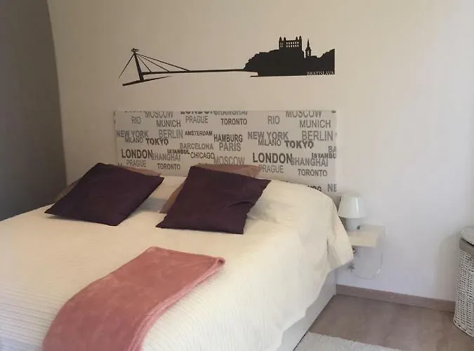 Cozy, Beautiful View - 1 Stop By Train To Old Town Διαμέρισμα Μπρατισλάβα